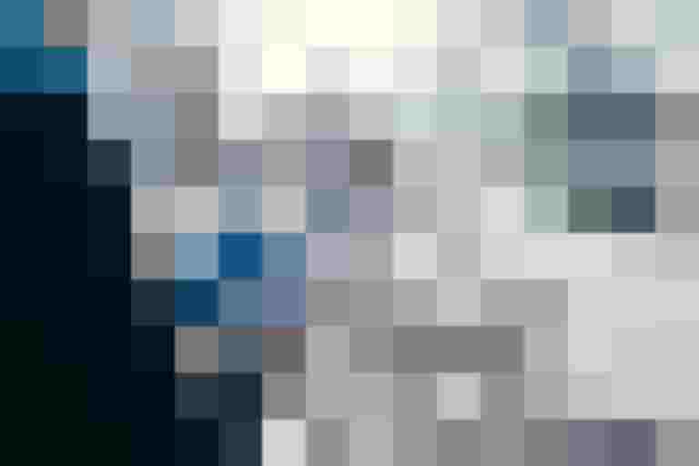 Autonomes E-Bike auf Straße, im Hintergrund Straßenbahn und Passanten, Fokus auf Mobilität.