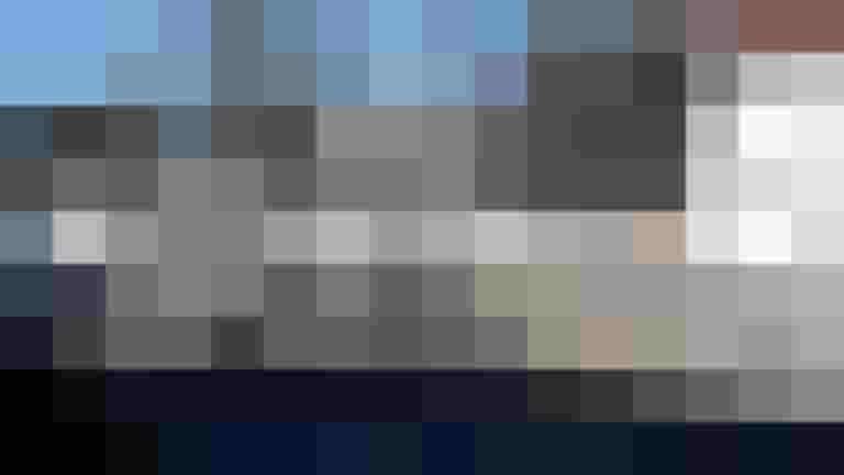 Radfahrer auf einer schneebedeckten Straße in winterlicher Landschaft bei klarem Himmel.