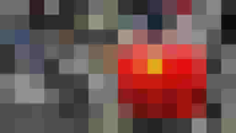 Zwei Fahrräder mit einem roten Lastenanhänger auf einer Veranstaltung in Salzburg.