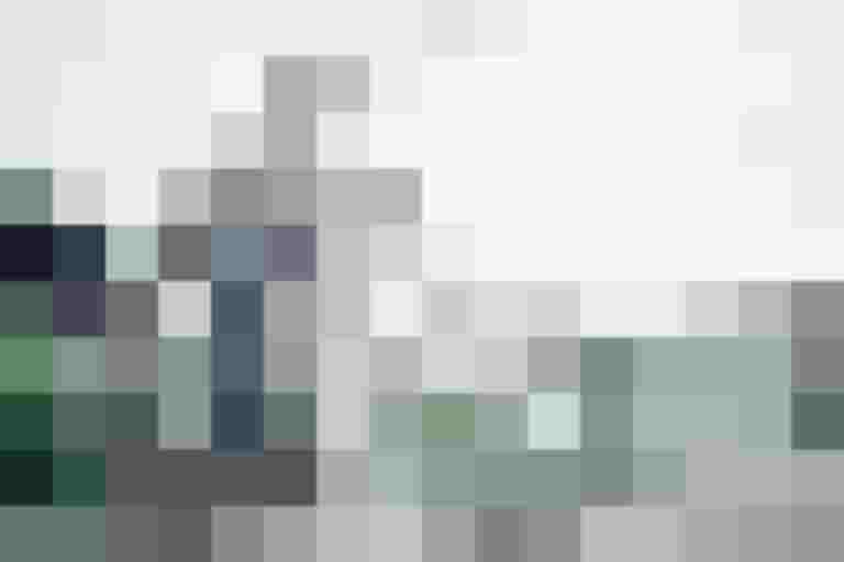 Frau auf einem E-Bike vor modernem Gebäude, symbolisiert nachhaltige Mobilität in Salzburg.