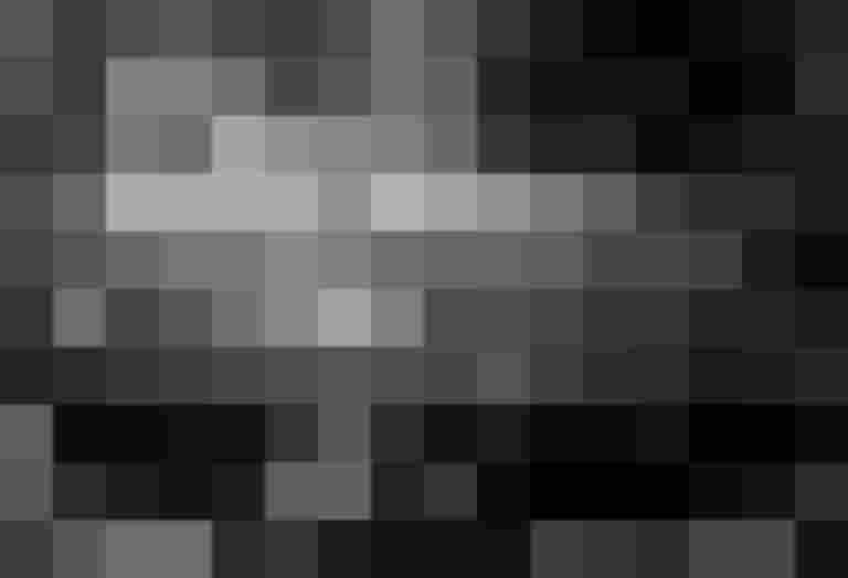 Person arbeitet an Helmen an einem Tisch voller Werkzeuge und Materialien.