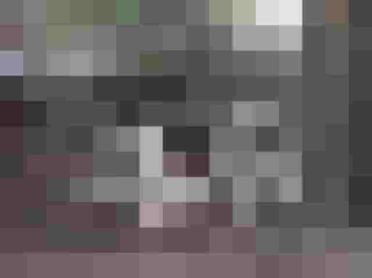 E-Bike mit "Dienstfahrrad"-Beschriftung zwischen anderen Fahrrädern.