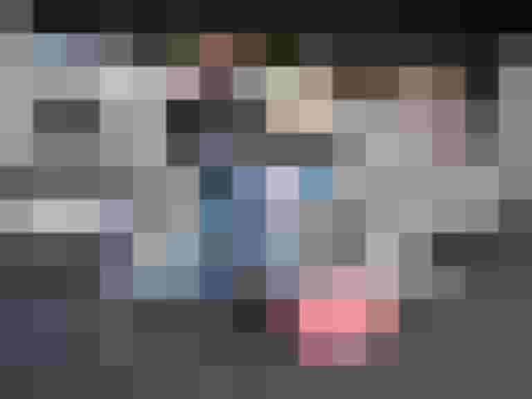 Mann mit Mountainbike und SalzburgRadelt-Schild vor einem Gebäude.