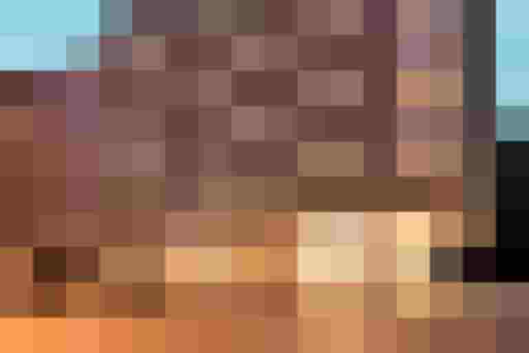 Moderne Gebäude mit leuchtenden Fenstern in Salzburg, ideal für nachhaltige Mobilität.