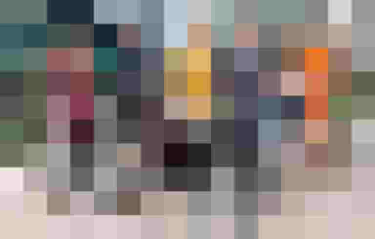 Sechs Personen mit Fahrrädern, darunter ein Lastenrad mit Hund, vor moderner Architektur.