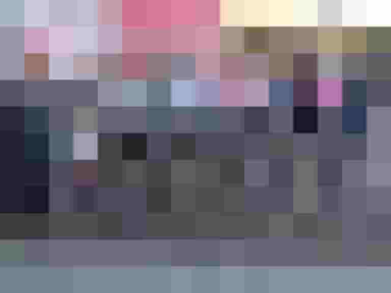 Gewinner der Aktion „wer-radelt-gewinnt“ stehen mit Fahrrädern und Preisen zusammen.