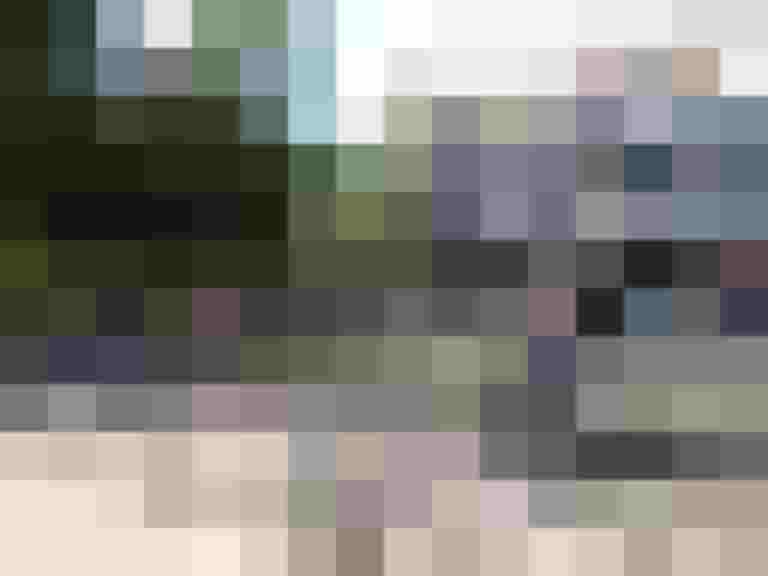 Radfahrer:innen im E-Bike-Kurs üben auf einem Übungsgelände in Salzburg.