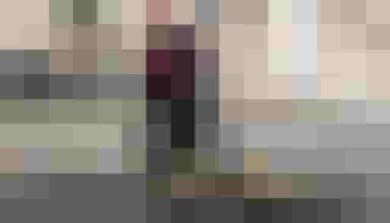 Fahrerin testet E-Bike auf einem Parcours im Europark Salzburg. Fahrradverleih und Mobilität.