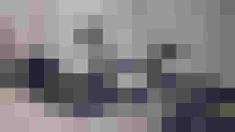 Schwarzes Lastenrad in einem Parkhaus, bereit für den Verleih in Salzburg.