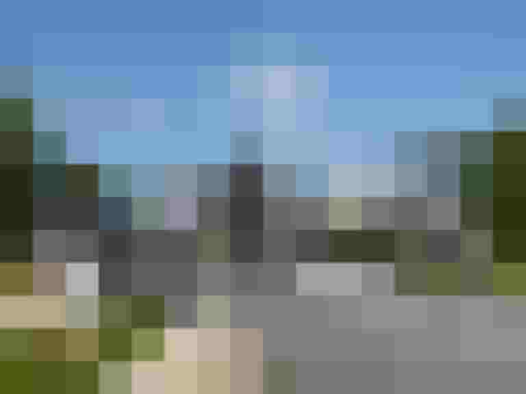 Fahrradfahrer nutzen die neue Geh- und Radbrücke über den Klausbach in Elsbethen.