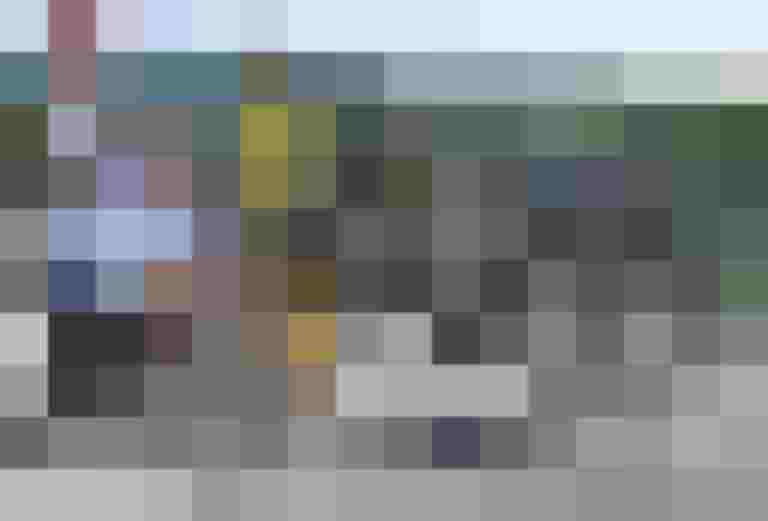 Mann überprüft Fahrrad an einer Radservicestation in Salzburg.