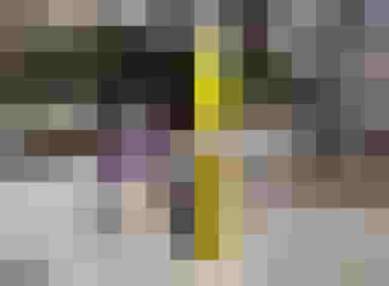 Fahrradfahrer arbeitet an einer Radservicestation im Freien.