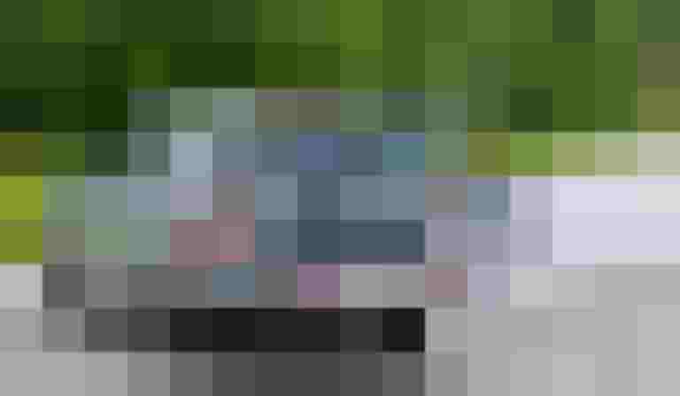 Rotes Kennzeichen für Rad-Heckträger an einem Auto mit zwei Mountainbikes.