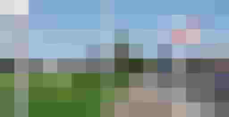 Geh- und Radweg in Elixhausen mit Verkehrsschildern und angrenzenden Wohnhäusern.