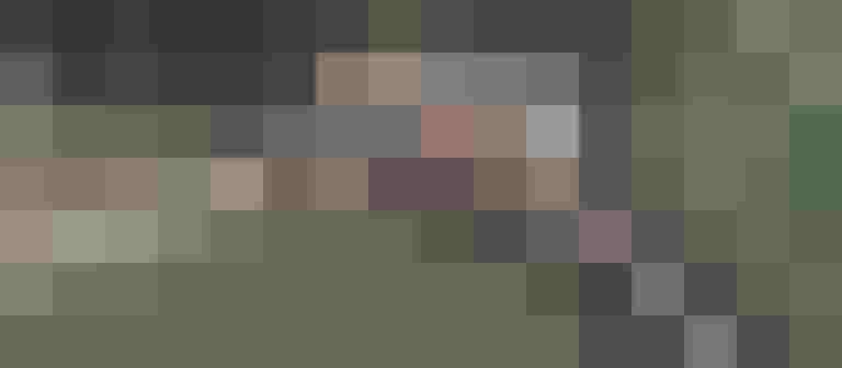 Neuer Radwegabschnitt mit roten Markierungen zwischen Koppl und Hof, neben der B 158.