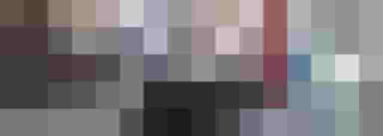 Frau fährt auf Longtail-Lastenrad mit Einkaufstüten und Blumen durch ein Einkaufszentrum.