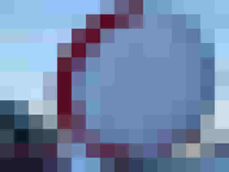 Verschneites Verkehrszeichen, das wichtige Hinweise bei winterlichen Bedingungen verdeckt.