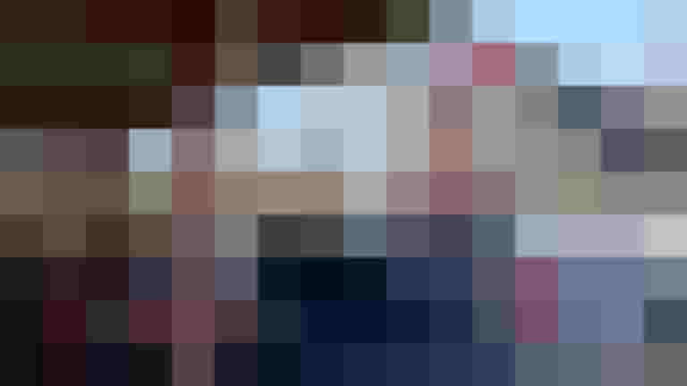 Rote Motorräder stehen vor neuen Radboxen an der Lokalbahn-Haltestelle Anthering.