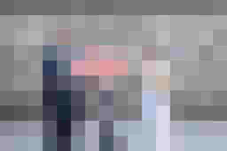 Julia Neudorfer und ein Mann halten ein „Salzburg radelt“-Schild vor einem Fahrrad.