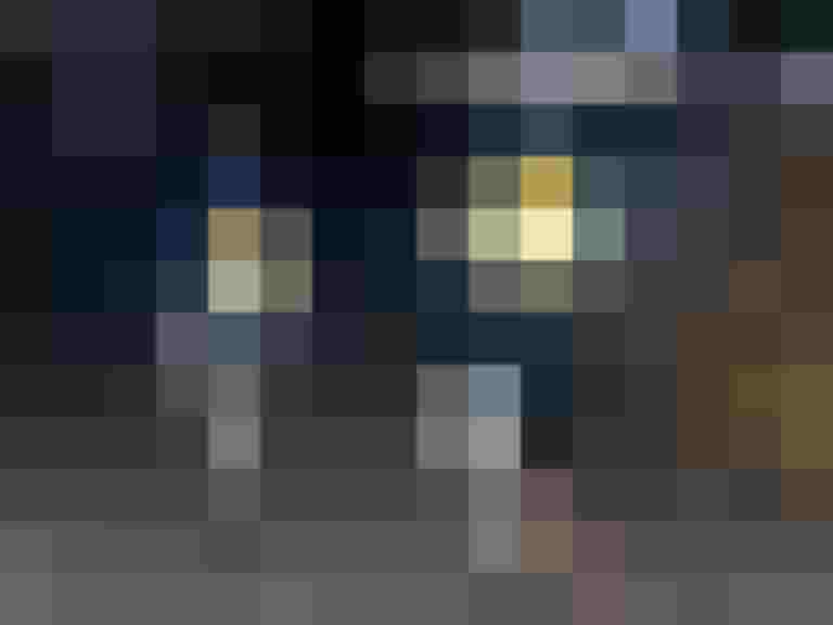 Radfahrende in reflektierenden Rucksäcken fahren bei Dämmerung auf einem Radweg.