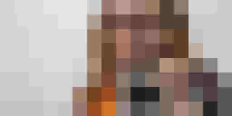 Frau hält eine Elektroinstallationseinheit mit farbigen Drähten in der Hand.