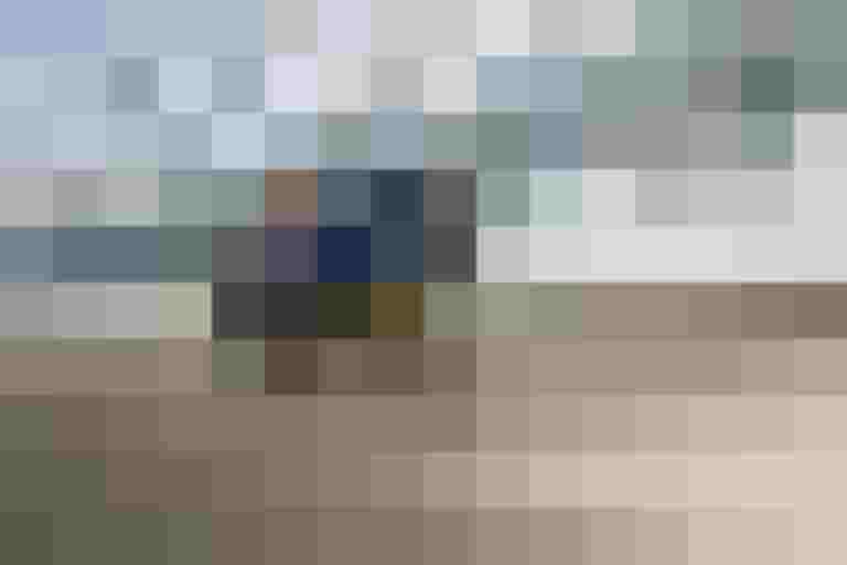 Liegeradfahrer auf einer Brücke, betont umweltfreundliche Mobilität in Salzburg.