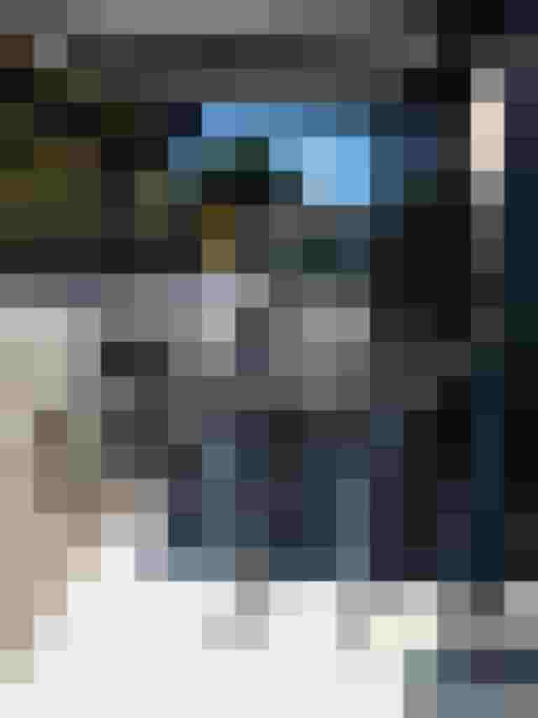 Moderne Fahrradabstellplätze an einer Haltestelle in Salzburg.