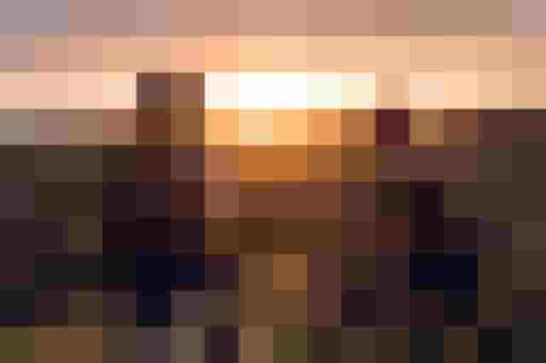 Paar auf Fahrrädern genießt den Sonnenuntergang über einer hügeligen Landschaft.