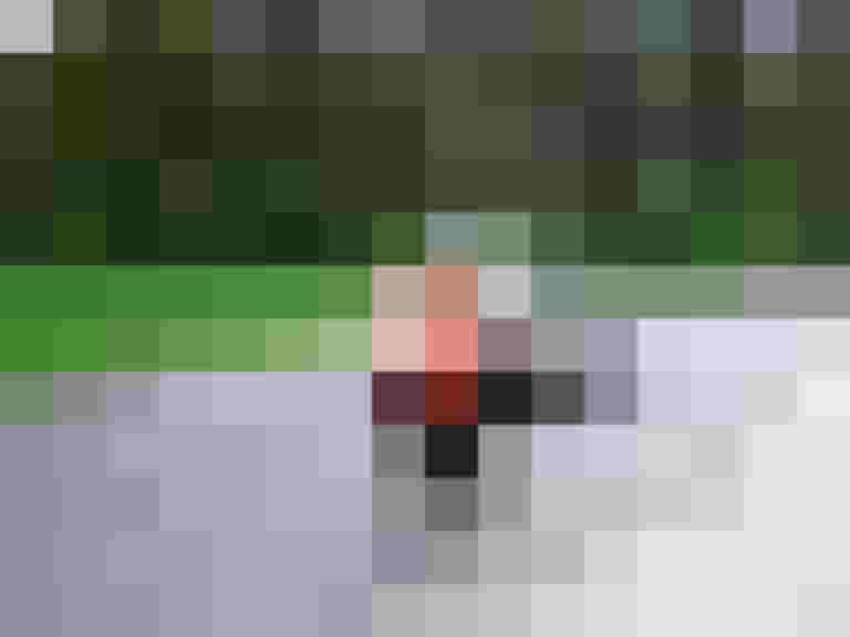 Fahrradfahrer in Sicherheitsweste fährt an Autos vorbei, unsichere Überholbedingungen.