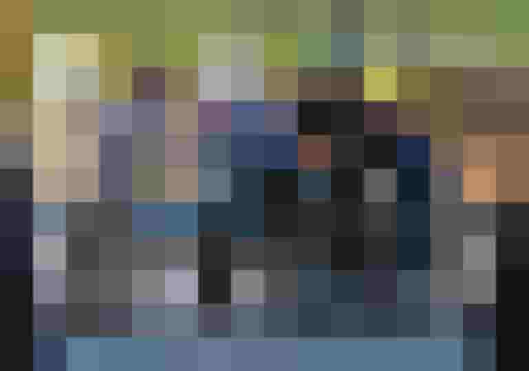 Junge Radfahrer stehen auf einem Pumptrack in Berndorf und lächeln in die Kamera.