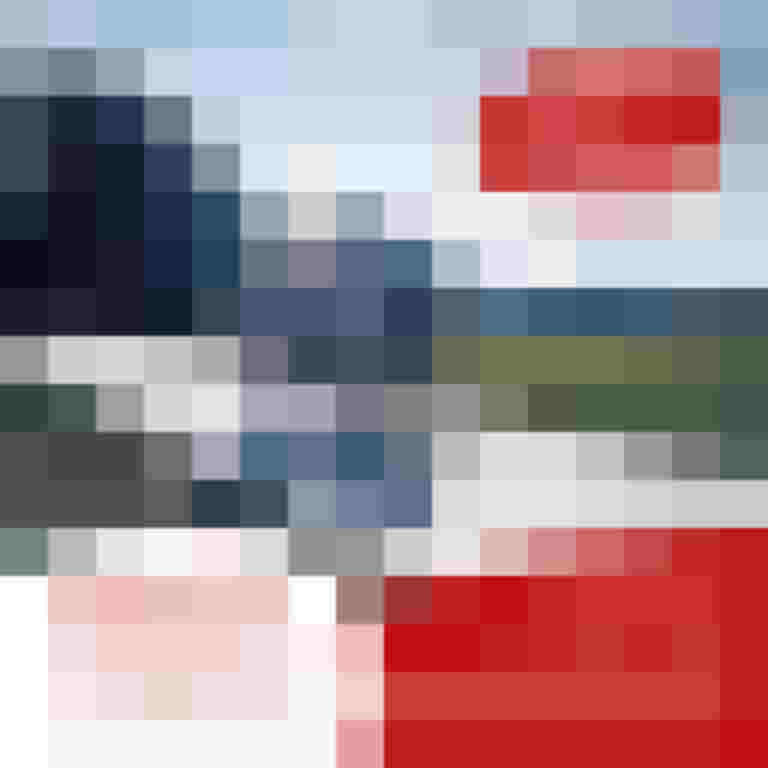 Zwei Radfahrer auf einem Weg vor bewaldeter Landschaft bei Winterradeln-Aktion in Salzburg.