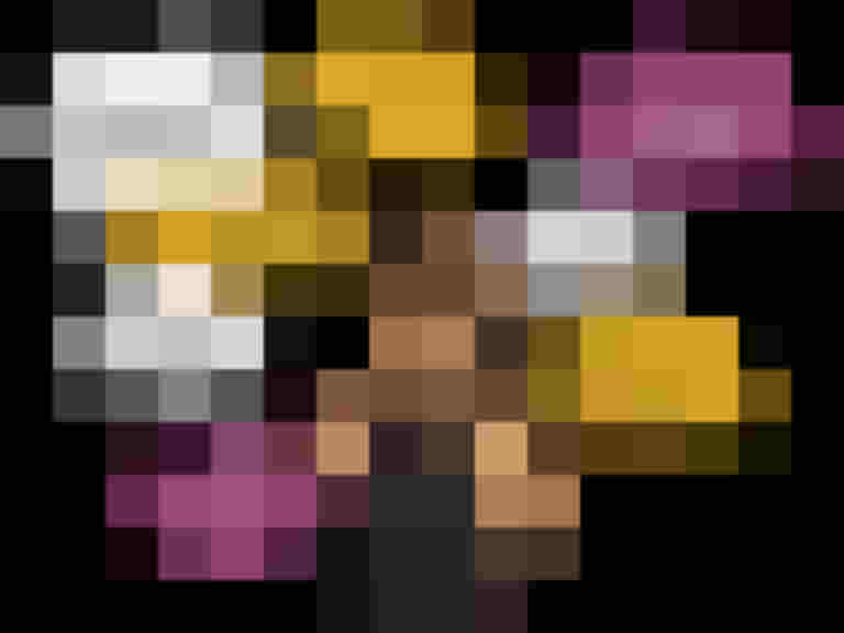 Mann in Fahrradhelm hält sich frustriert den Kopf, umgeben von Fragen zur Radmitnahme im Zug.