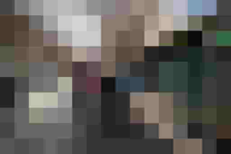 Aktivisten präsentieren ein Plakat für bessere Radwege in der Franz-Josef-Straße, Salzburg.