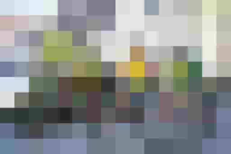 Drei Kinder mit Fahrradhelmen und Warnwesten stehen auf Fahrrädern an einer Haltestelle.