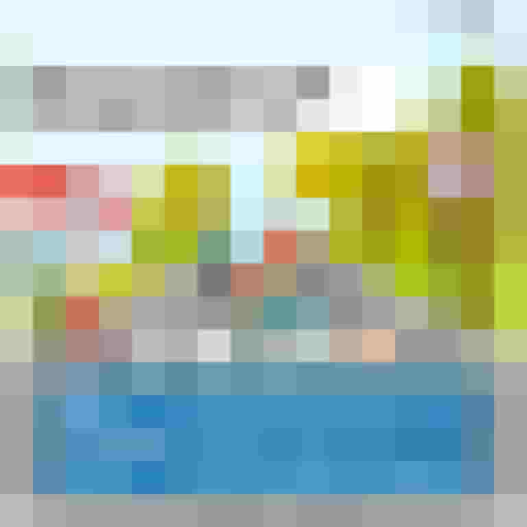 Familie mit Kind und Rollstuhlfahrer am Zebrastreifen, Radfahrer im Hintergrund, Tempo 30 Schild.