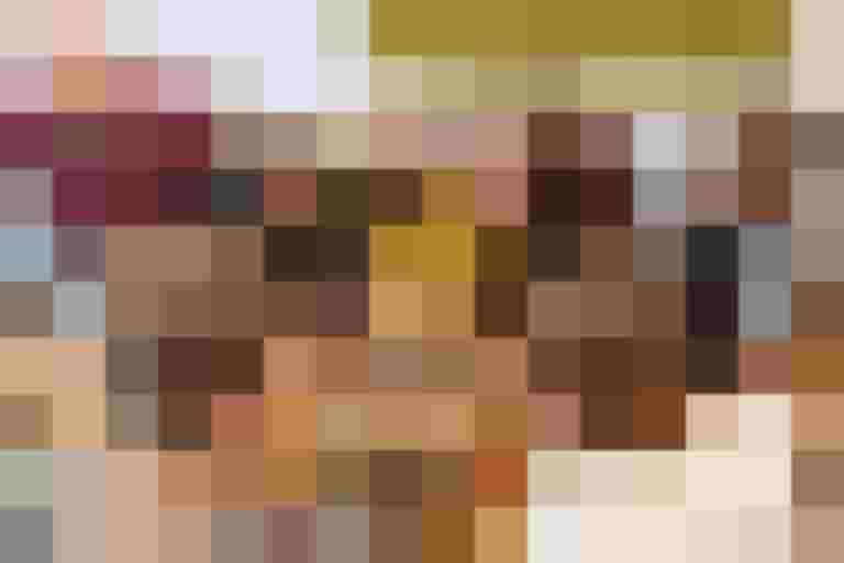 Teilnehmer:innen eines Workshops arbeiten gemeinsam an einem interaktiven Spiel auf einem Tisch.