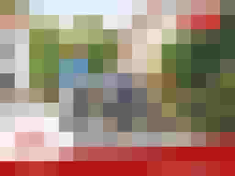 Paar radelt entspannt auf der Straße, mit Fokus auf die Aktion „Salzburg radelt“.