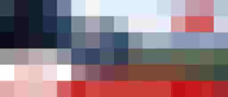 Zwei Personen radeln im Winter auf einer Landstraße