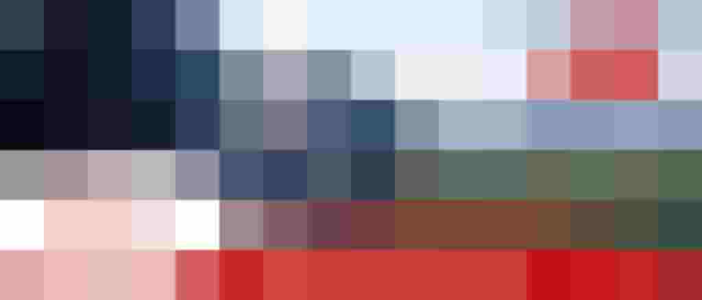 Zwei Personen radeln im Winter auf einer Landstraße