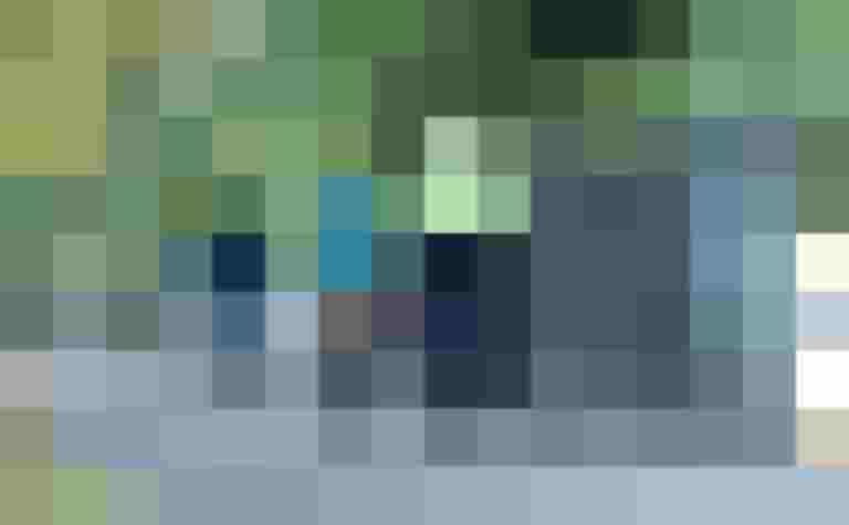 Zwei Radfahrer auf einem Spazierweg, umgeben von Bäumen und einer Mauer in Salzburg.