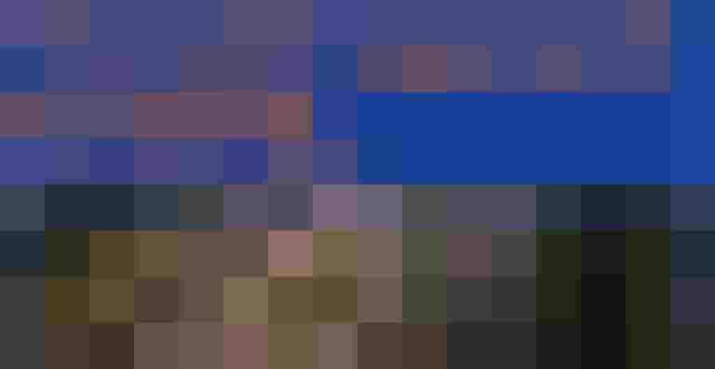 Luftaufnahme Radweg mit Kurve neben Bahngleisen und Wasser in grüner Landschaft