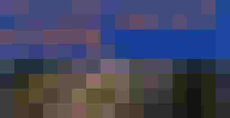 Luftaufnahme Radweg mit Kurve neben Bahngleisen und Wasser in grüner Landschaft