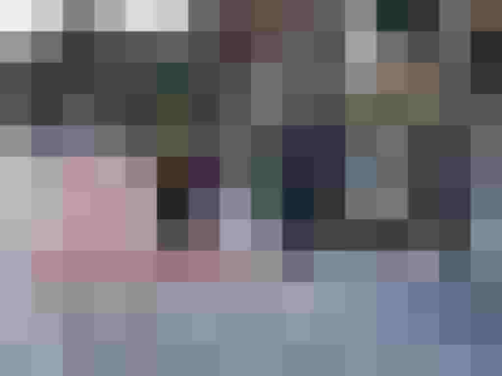 Familie mit Kindern auf Fahrrädern auf einem Radweg in Salzburg unterwegs