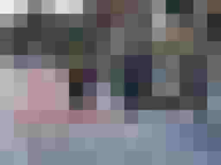 Familie mit Kindern auf Fahrrädern auf einem Radweg in Salzburg unterwegs