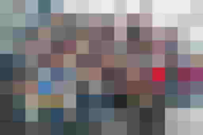 Gruppe von Menschen winkt in einem hellen Gebäude