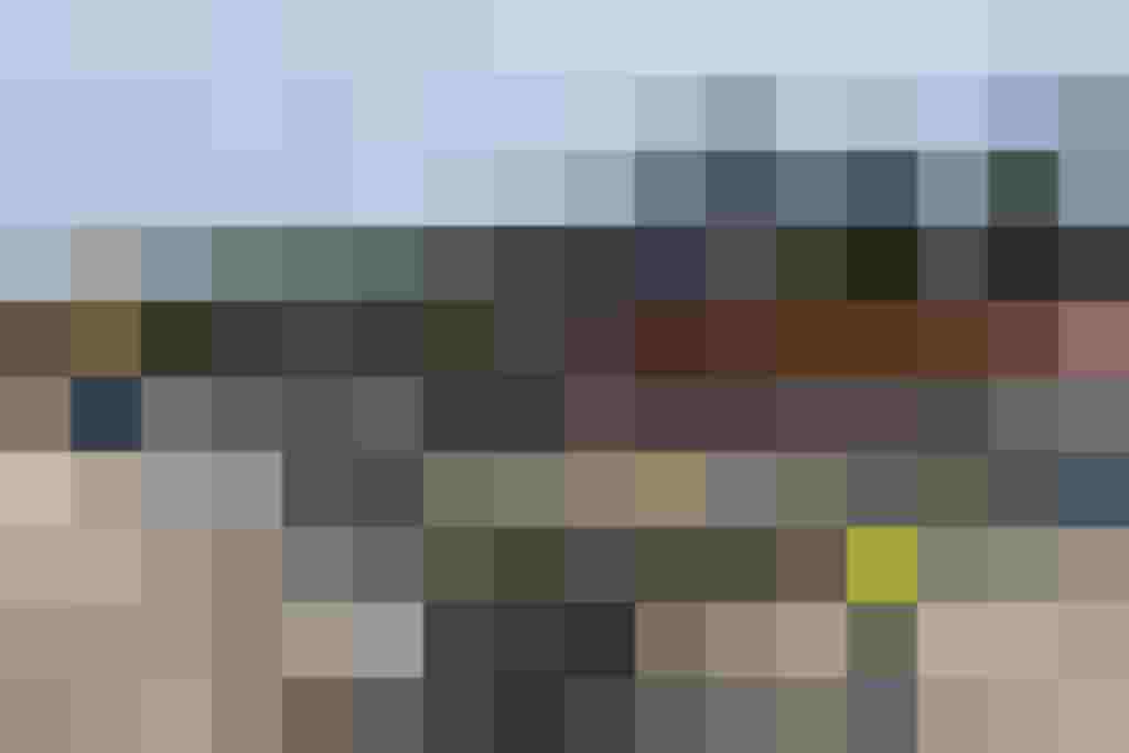 Arbeiter montieren neue Fahrradbrücke mit Stahlbögen