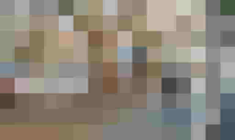 Zwei Personen radeln auf einem abgetrennten Radweg entlang einer Baumallee in Salzburg