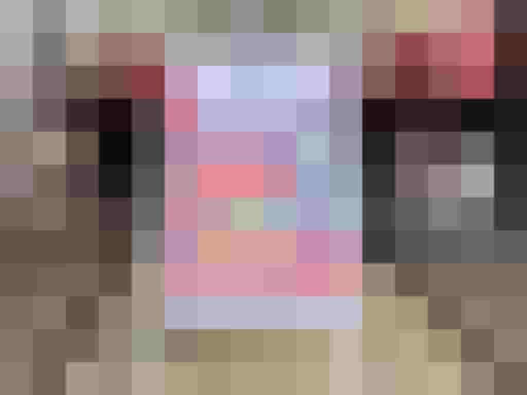 Aufsteller mit Plakat zum Ideenworkshop für den Salzburger Mobilitätsplan 2040 in einer Lokalbahn-Halle