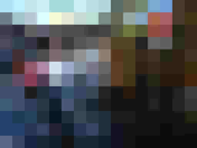 Markus Huber steht mit einem Fahrrad neben Straßenschildern für Fahrradstraße und Radquerung