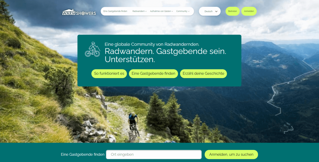 Berglandschaft mit Radfahrern, die die Natur beim Radwandern genießen.